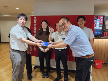 優勝チーム　左から、鮫島文体実行委員長、筒井政量さん、松浦美憂さん、寺川洋平さん、松本直也さん（市職）