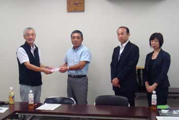 佐藤執行委員長（左）へ寄付