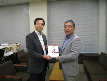 永井教育長（左）へ義援金を手渡した