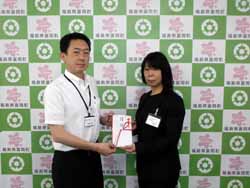 富岡町で目録を渡す寺西副執行委員長（右）