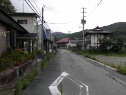 浪江町津島支所入り口道路の風景