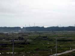 請戸小学校時計台から見た福島第１原発（原発から5Km圏内）