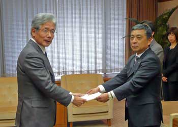 平松大阪市長に義援金を寄託する中村市労連委員長